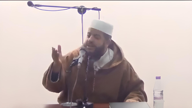 تموت في بيت الله أهلا وسهلا .. شاهد ردة فعل واعظ مغربي أثناء إلقائه درسا بالمسجد لحظة وقوع الزلزال