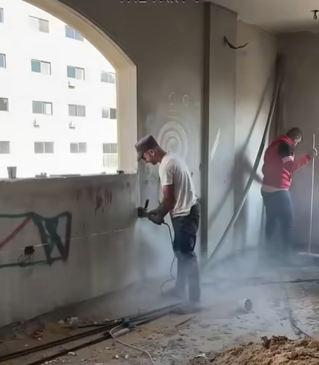 بالفيديو .. لإيصال رسالة الصمود بإمكانيات بسيطة شباب غزة يعيدون بناء ما دمره الاحتلال