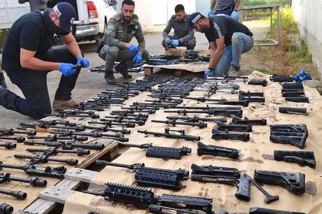 عاجل : صحيفة عبرية: الأسلحة التي وزعت على المستوطنين بيعت لمقاومين فلسطينيين