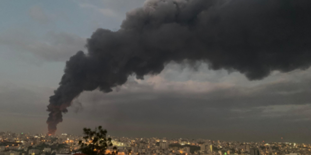 الشرطة الفلسطينية: الدفاع المدني والأجهزة الأمنية تبذل جهدها للسيطرة على الحريق بأحد مصانع الخليل