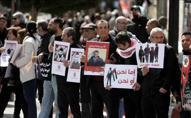 عاجل : سلسلة بشرية تضامنا مع غزة والأسرى بسجون الاحتلال في رام الله