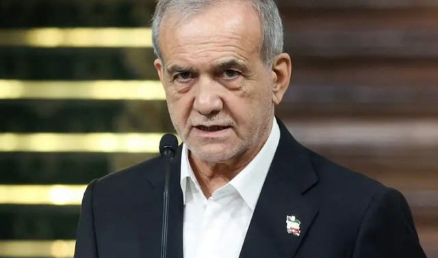 الحرس الثوري ينتقد الرئيس الإيراني ويتهمه بالضعف