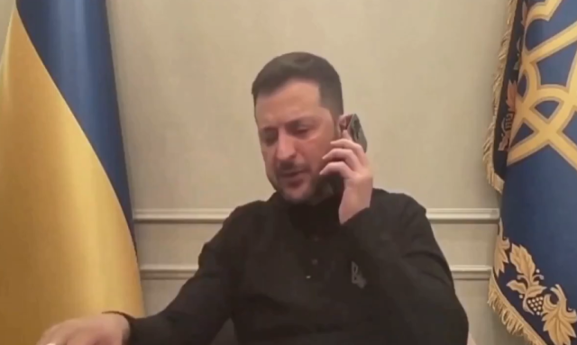 بالفيديو .. زيلينسكي يقطع مكالمته الهاتفية مع ماكرون ويطلب تأجيل المحادثة لانشغاله بمقابلة صحفية