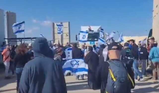 بالفيديو .. مستوطنون يمنعون دخول المساعدات إلى غزة في معبر كرم أبو سالم