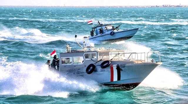 بالفيديو .. لحظة هجوم القوات الأمريكية على زوارق الحوثيين في البحر الأحمر
