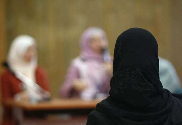 فرنسا تمنع لبس العباية في مدارسها بحجة العلمانية