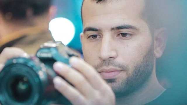 استشهاد الصحافي محمد عياش وعدد من أفراد عائلته بمخيم النصيرات