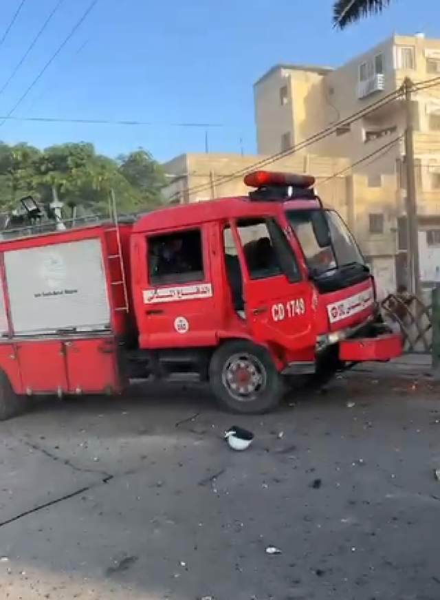 عاجل : بالفيديو .. شاهد لحظة استهداف طائرات الاحتلال طواقم الدفاع المدني في قطاع غزة