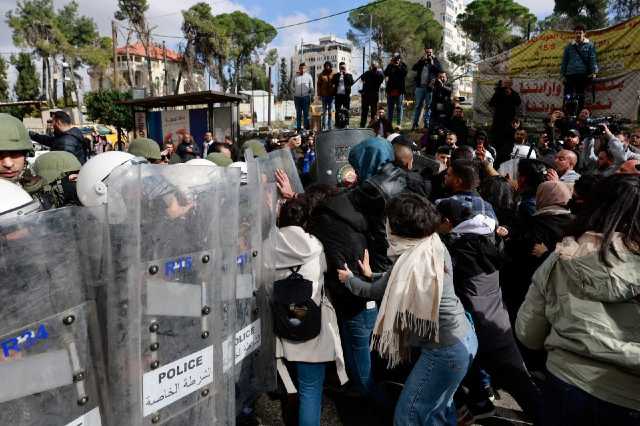 بالفيديو والصور .. الأجهزة الأمنية الفلسطينية تقمع مسيرة حاولت الوصول إلى مقر المقاطعة احتجاجًا على زيارة بلينكن
