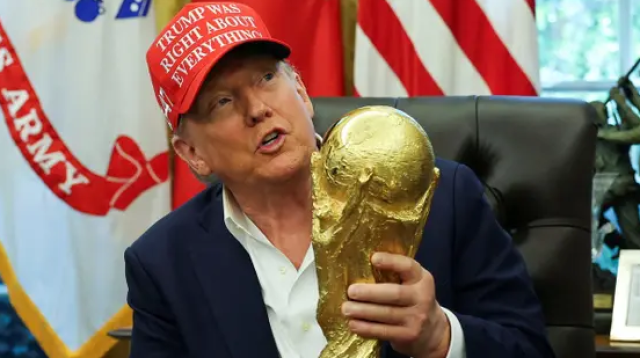 ترامب “ينصّب نفسه ملكًا” ويرمي القاذورات من طائرته .. وقرار يهدد فرحة 36 دولة بكأس العالم
