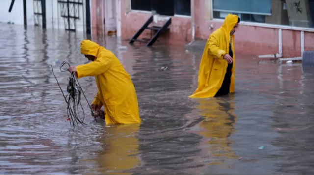 سيول جارفة تجتاح العراق وتغلق طرقاً .. ووفاة 2 بالسليمانية