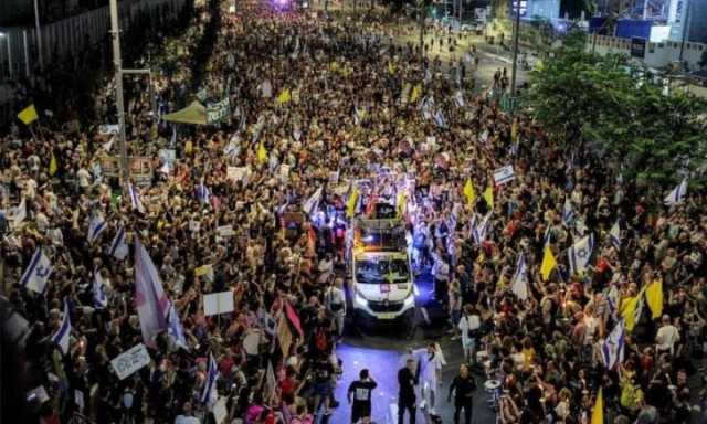 اشتباكات واقتحام لـالقناة 13 .. تظاهرة في تل أبيب للمطالبة بإعادة الأسرى