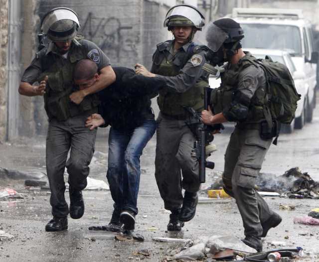 الاحتلال يعتقل 33 فلسطينيا بالضفة الغربية