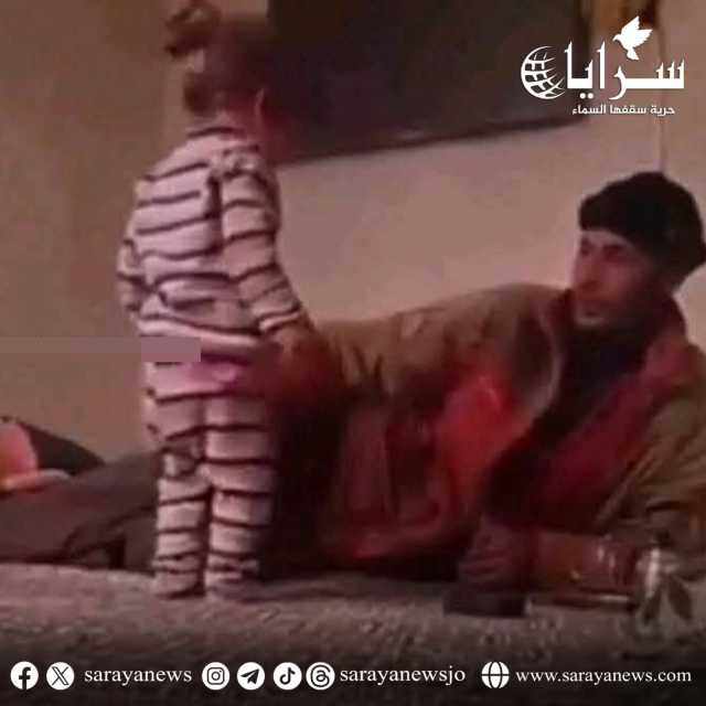وفاة والد الطفلة الذي ضهر في فيديو وهو يعذب ابنته إثر تعذيبه من المساجين