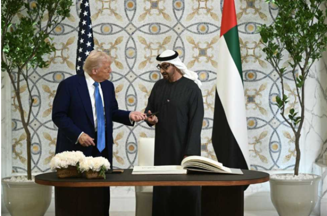 الإمارات تهدي ترامب «قطرة نفط» واحدة .. كيف علق الرئيس الأمريكي؟