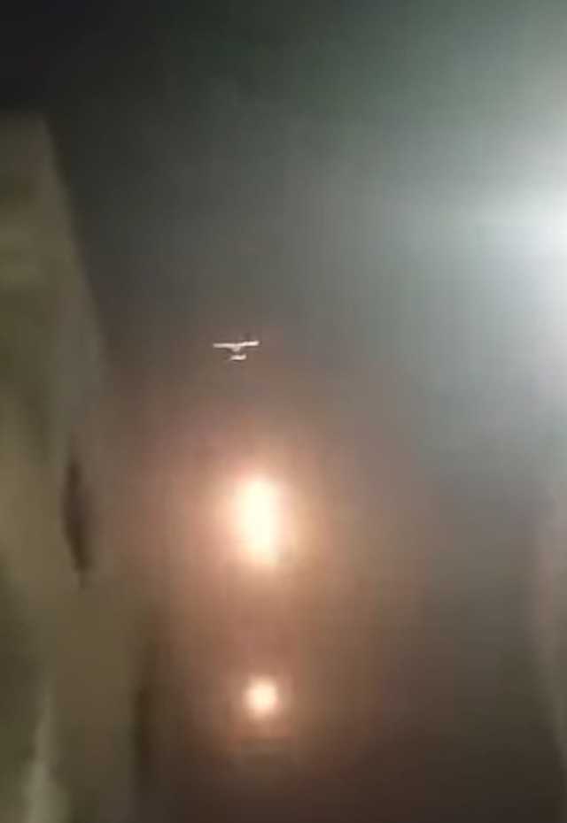 مشاهد لتحليق مقاتلات أمريكية وإلقاء قنابل ضوئية في سماء تدمر