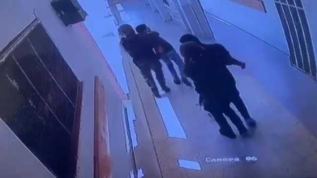 الاحتلال يقتحم مدرسة ويعتقل طلبة
