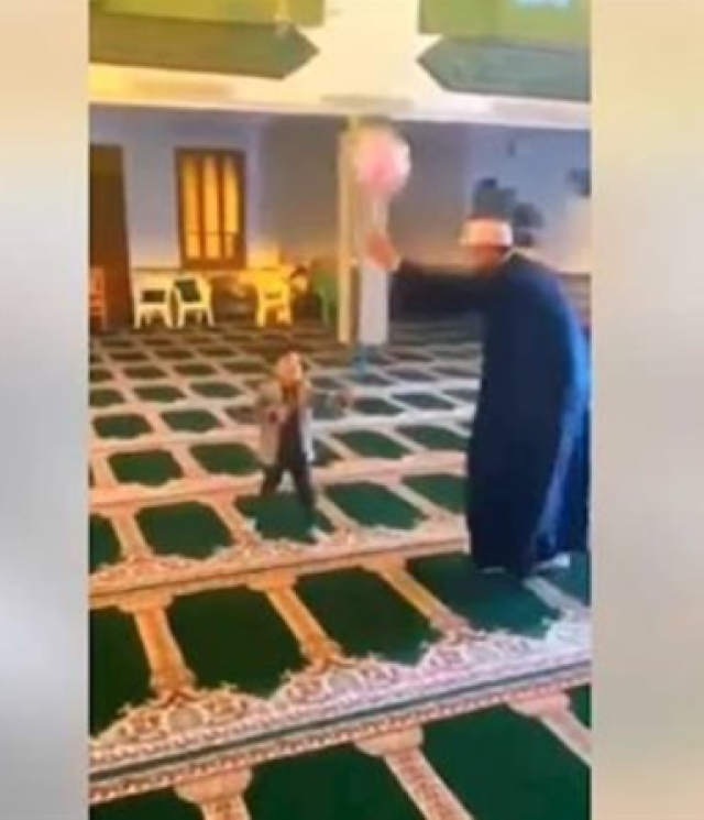 إمام مسجد بمصر يوضح حقيقة فيديو لهوه مع طفل بالبالون بعد صلاة العيد