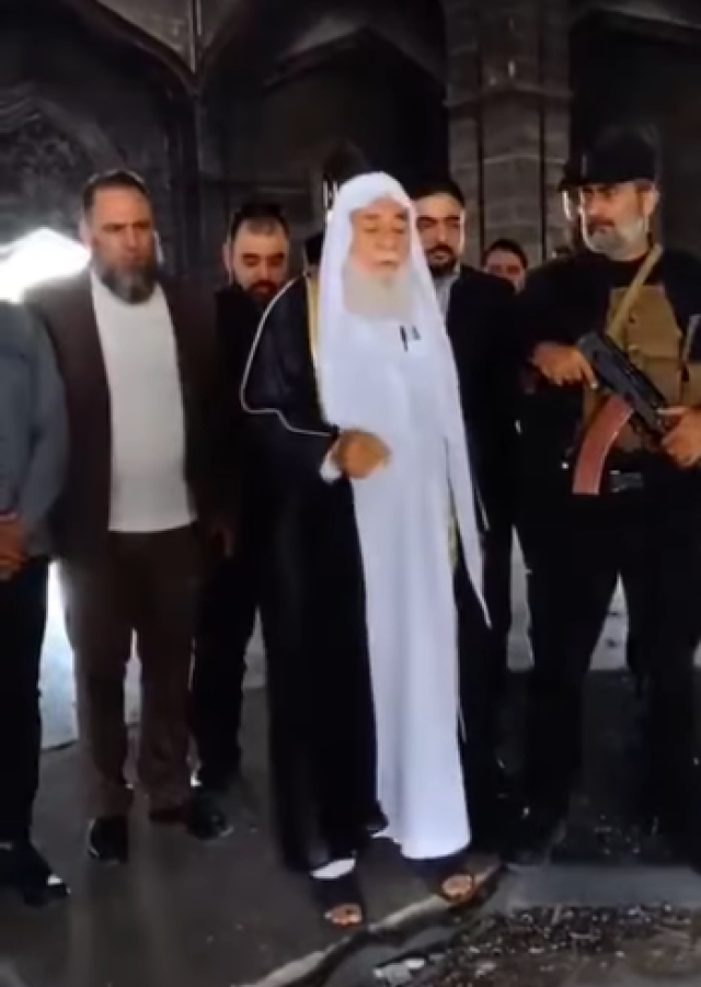 بالفيديو .. الشيخ عدنان العرعور يزور ضريح حافظ الأسد:كان سلاحك السجن .. واليوم أقف على قبرك