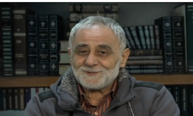 نجا بأعجوبة من الإعدام .. نزيل سابق في سجون الأسد يحدد أحلى هدية داخل الزنازين (فيديو)