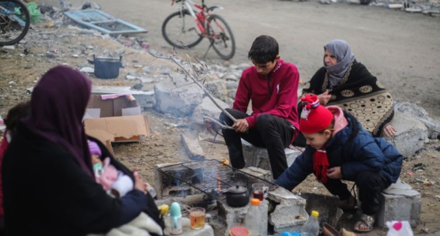 التلوث والمواد المعلبة .. معاناة أخرى في غزة سببها الاحتلال