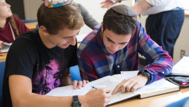 إعلام عبري: تجنيد طلاب الصف الأول في مدارس إسرائيل الدينية