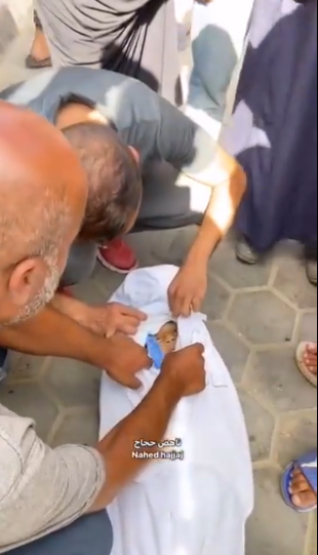 ريحتها مسك .. عائلة الشهيدة الطفلة سارة تلقي عليها نظرة الوداع (فيديو)