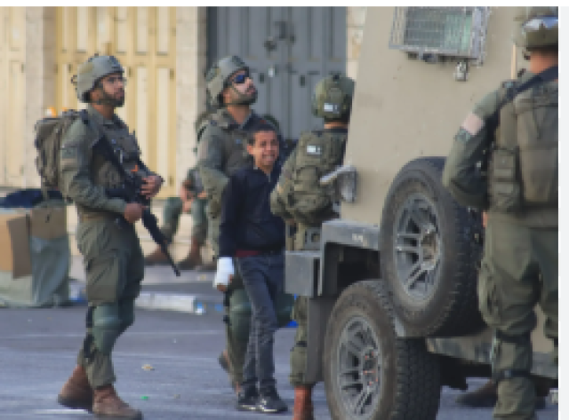 ضابط إسرائيلي: نستخدم الفلسطينيين دروعا بشرية
