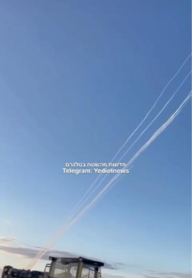 بالفيديو .. جنود الاحتلال في قطاع غزة يشاهدون ويصورون لحظة إطلاق الرشقة الصاروخية من غزة نحو تل أبيب