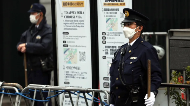 وسط تحركات دبلوماسية لاحتواء الأزمة .. اليابان تدعو مواطنيها في الصين إلى الحذر