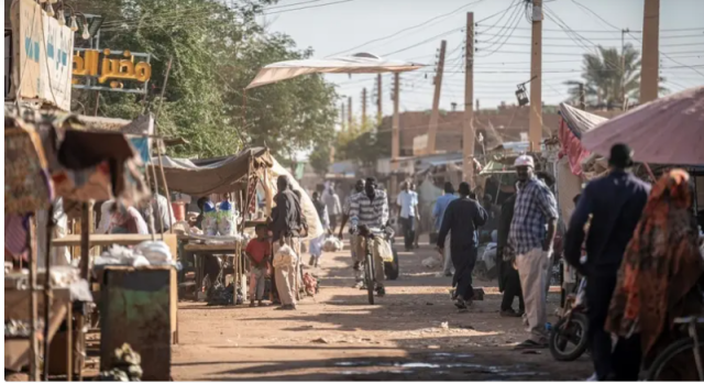 الملابس والأثاث مقابل الغذاء .. لا سيولة لدى السودانيين