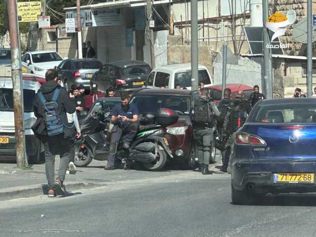 بالفيديو : شرطة الاحتلال تعتدي بالضرب على شبان بالقدس