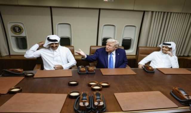 على متن الطائرة .. ترامب يلتقي أمير قطر خلال توقف في طريقه إلى آسيا