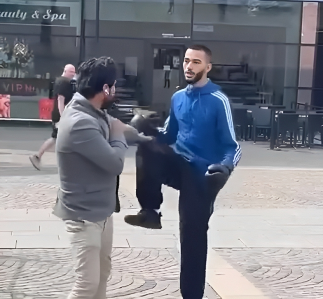 ملاكم عراقي يضرب حارق القرآن بقوة ويوجه لك اللكمات وسط الشارع .. فيديو