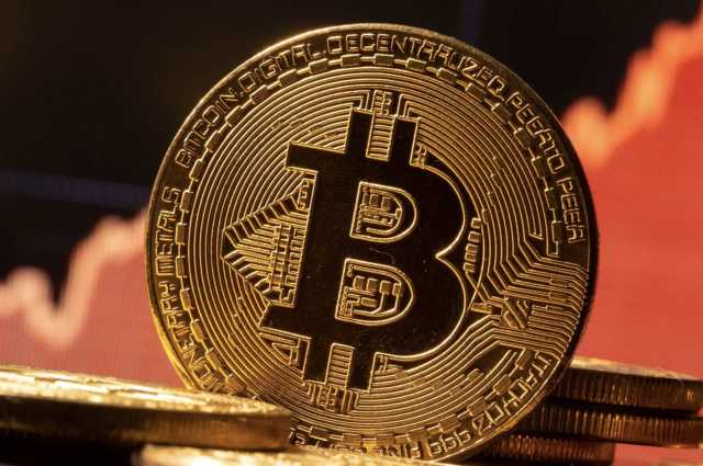 المستثمرون بالعملات الرقمية يواجهون ضربة موجعة ! بيتكوين ينحدر إلى 90 الف دولار