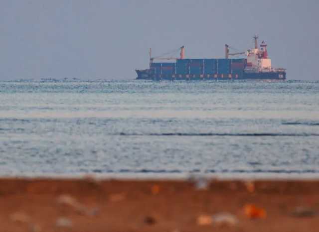 عاجل : انفجار صاروخين قرب ناقلة نفط بخليج عدن