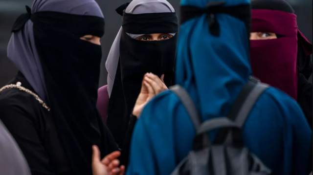 عاجل : مصر تحظر ارتداء النقاب في المدارس .. وغطاء الرأس اختياري