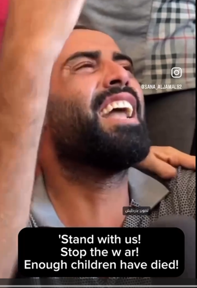 أنهوا الحرب بيكفي دم .. صرخات فلسطيني بعد استشهاد عائلته بـمجزرة النصيرات - فيديو