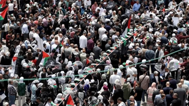 آلاف الفلسطينيين يتظاهرون بالضفة رفضا للإبادة بغزة وتضامنا مع الأسرى