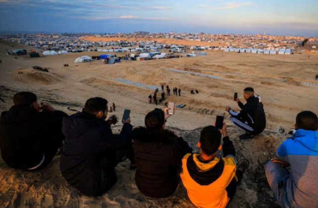 إسرائيل تسمح بدخول عشرات آلاف هواتف آيفون 17 إلى غزة وسط أزمة إنسانية