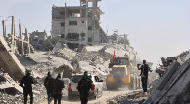 القسام تعلن تسليم جثة محتجز للاحتلال تم العثور عليه بالشجاعية في قطاع غزة