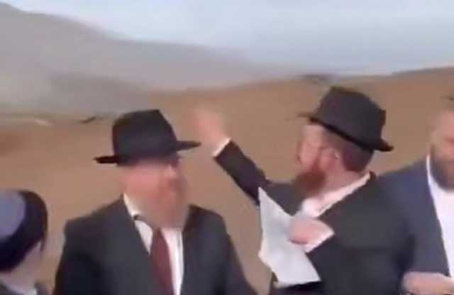 هذه أرضنا .. حاخامات يهود يؤدون مع أطفالهم صلواتهم بالقرب من جبل الشيخ داخل الأراضي السورية - فيديو