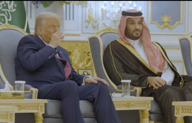 فيديو جديد يظهر الرئيس الأمريكي ترامب وهو يتناول القهوة لدى وصوله السعودية