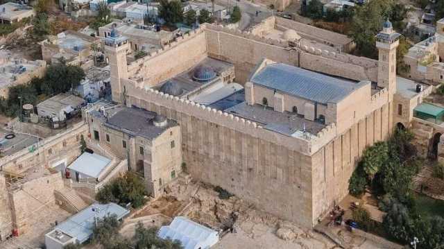 الاحتلال يمنع الفلسطينيين من أداء صلاة الفجر في الحرم الإبراهيمي
