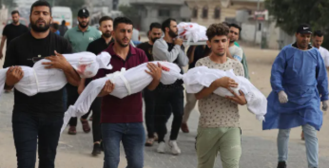 غزة .. استشهاد 25 فلسطينياً بينهم منتظرو مساعدات في غارات للاحتلال الإسرائيلي