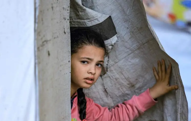 إصابة 180 ألف فلسطيني من النازحين بالتهاب الجهاز التنفسي في غزة وتحذيرات من تفشي الأمراض