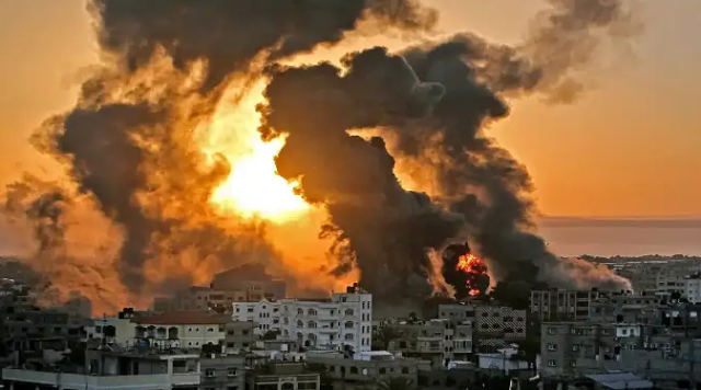 عاجل : إذاعة الأقصى: استشهاد شقيق قائد القسام محمد الضيف وابنه وحفيدته