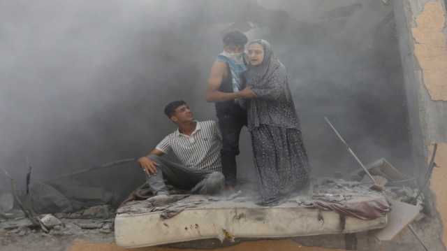 مغردون بعد مجزرة المواصي: سنة الـ82 استشهد250 فلسطينيا بحجة استهداف عرفات واليوم استشهد أكثر من 100 بحجة استهدافالضيف