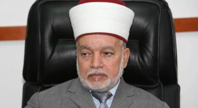 سلطات الاحتلال تفرج عن مفتي القدس الشيخ محمد حسين وتقرر إبعاده عن الأقصى