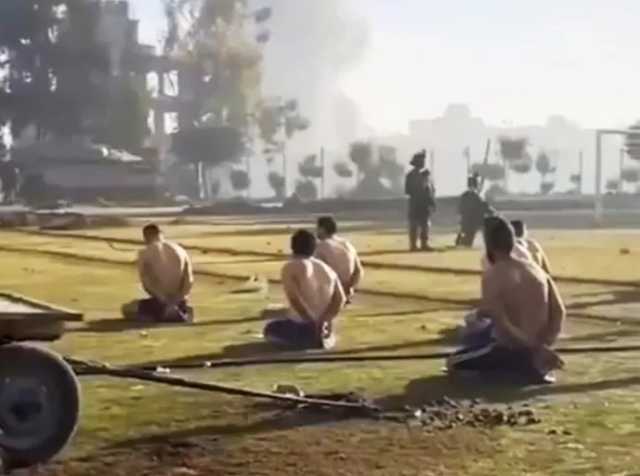 عاجل : صحيفة فرنسية: الاحتلال يجرد الرجال من ملابسهم للتأكد من أنهم لا يرتدون أحزمة ناسفة